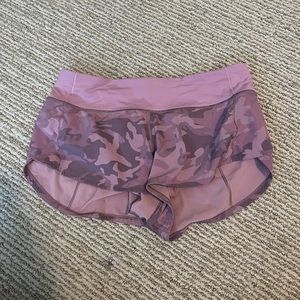 Lululemon Speed It Up Shorts in Pink Camo; Size 4; 2.5 Inch inseam